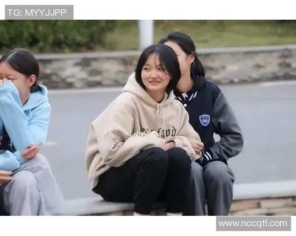 成毅在一年级的篮球场上展现风采与友谊的精彩瞬间